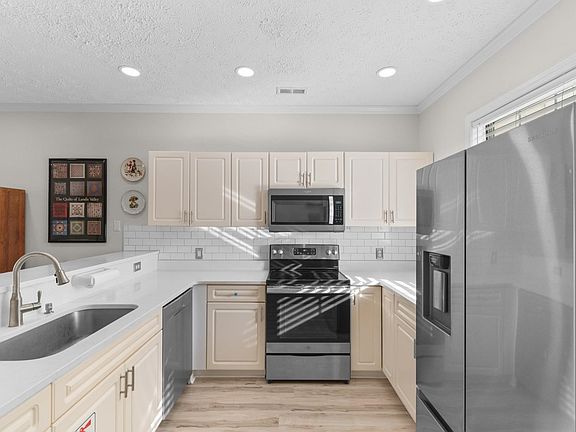 5th image of 901 West Port Dr. #307