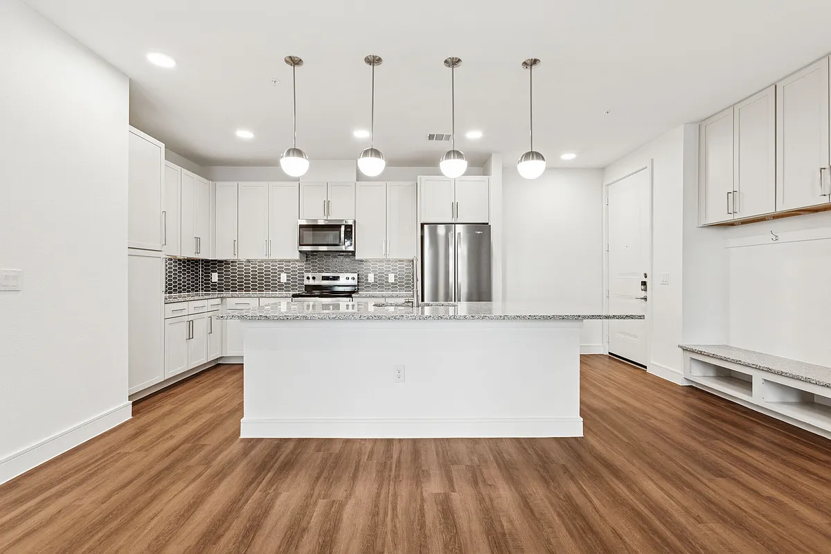 Building Photo - Bandera Ridge