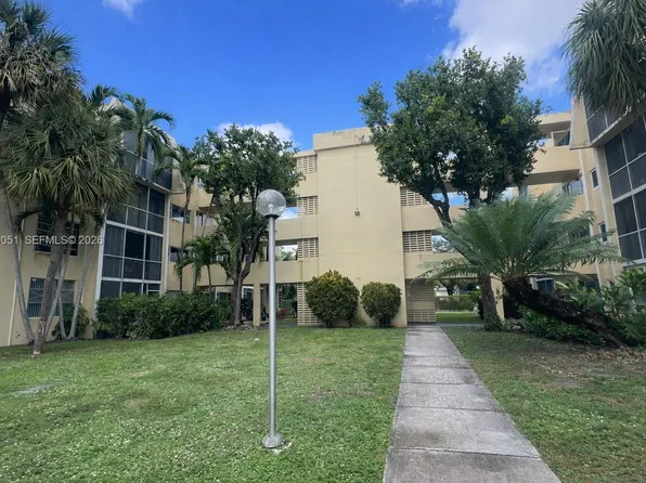 942 NE 199th St #2F, Miami, FL 33179