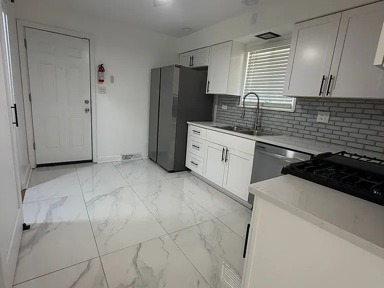 460 Hoxie Ave — Photo 3