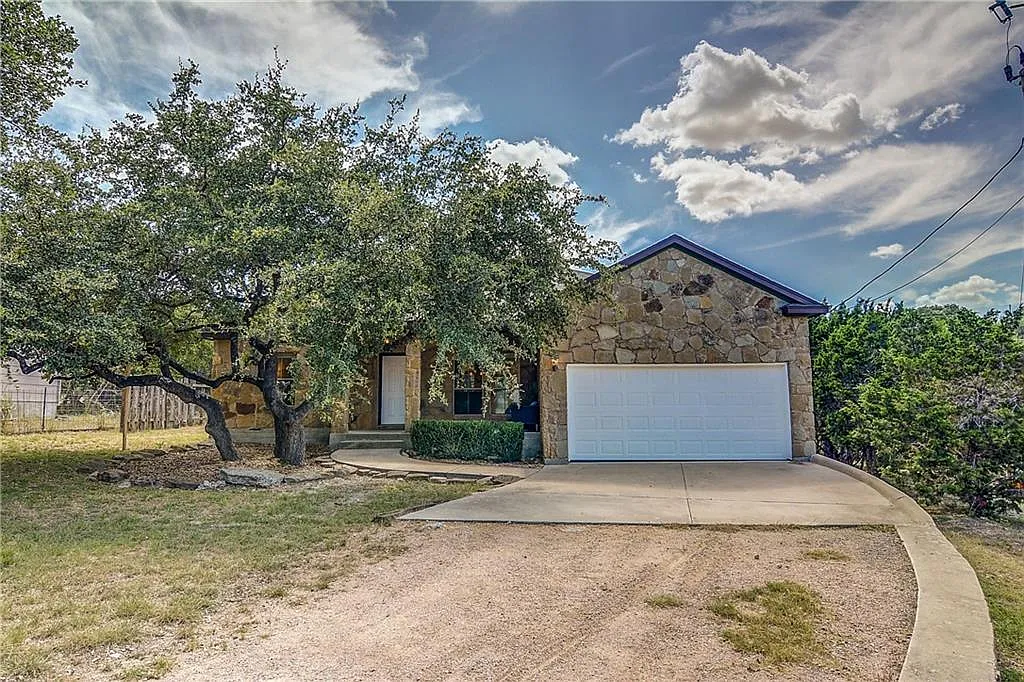 3 bed, 2.0 bath, 1288 sqft, $2,100 — Photo 1