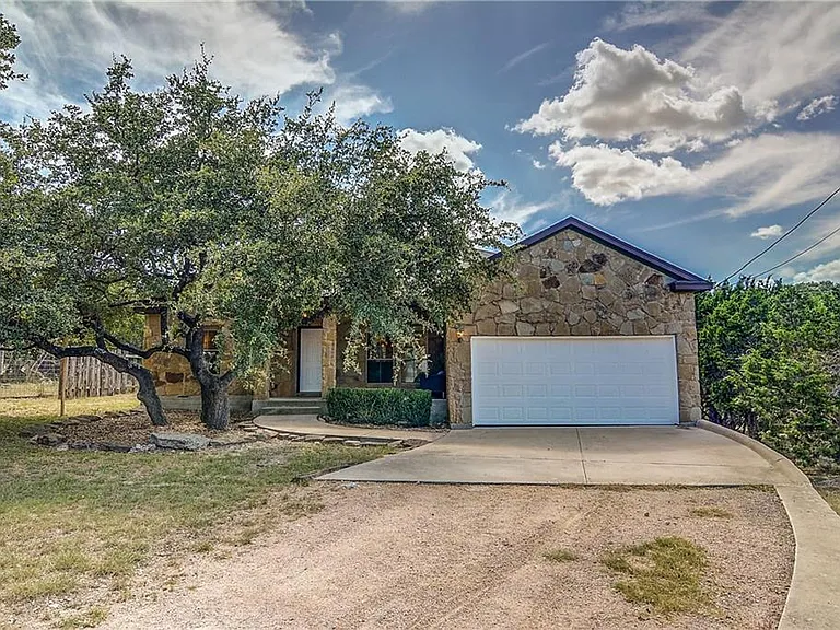 17106 Oak Cliff Cir — Photo 1