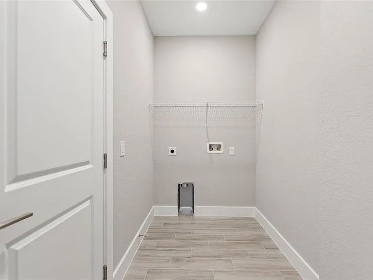 119 Tulip Ln — Photo 23
