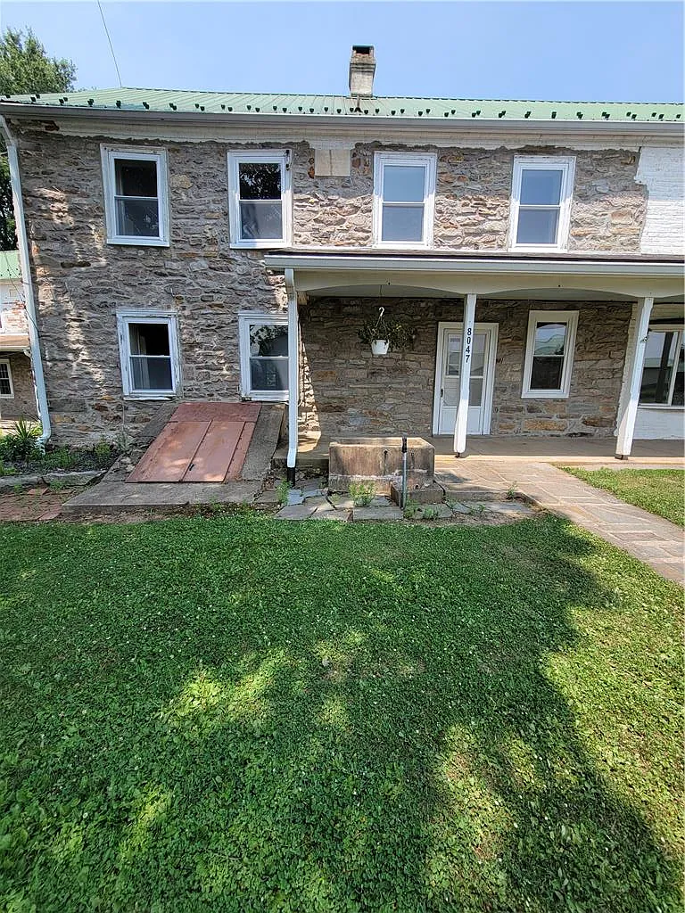 3 bed, 2.0 bath, 1632 sqft, $2,200 — Photo 1