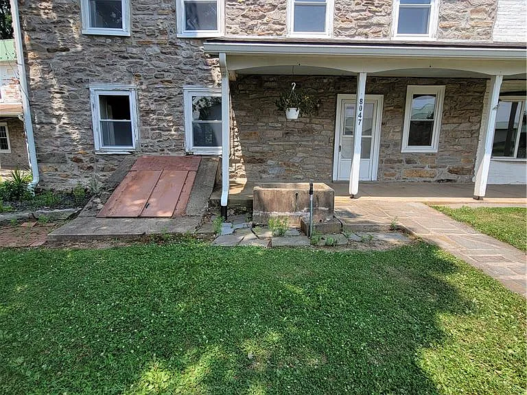 8047 Yeakel Rd — Photo 1