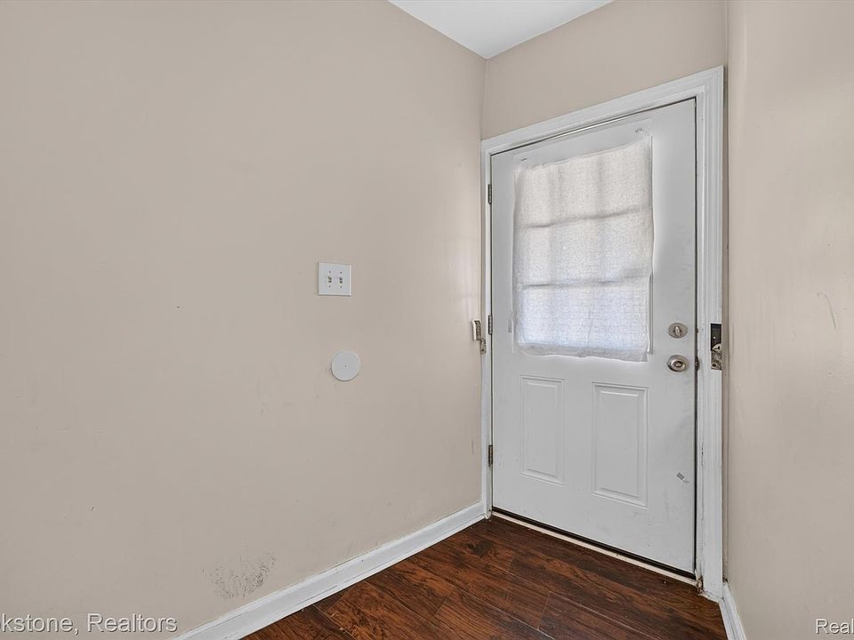 132 E Howard St, photo 5