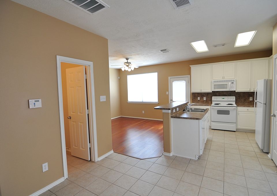 1st image of 2911 Hackamore Hollow Ln