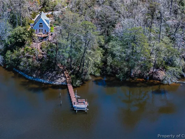 422 Quarters Cove Dr, Weems, VA 22576