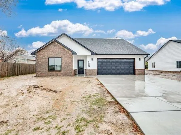 103 Oxford Ave, Bentley, KS 67016