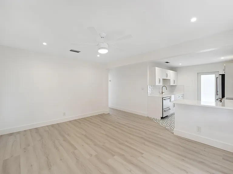 514 52nd St — Photo 3