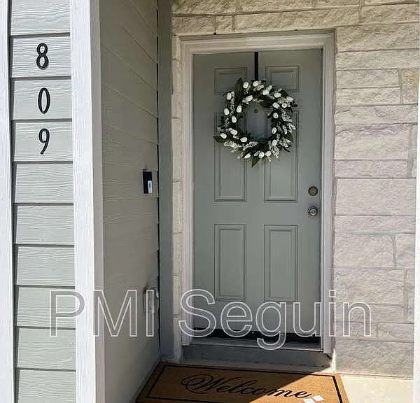 809 Riviera Ct — Photo 2