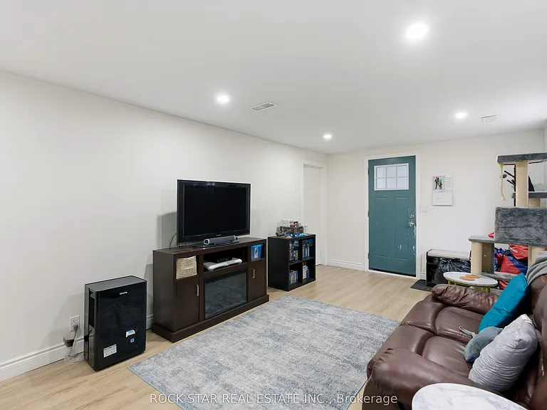 111 Britten Close #BASEMENT — Photo 6