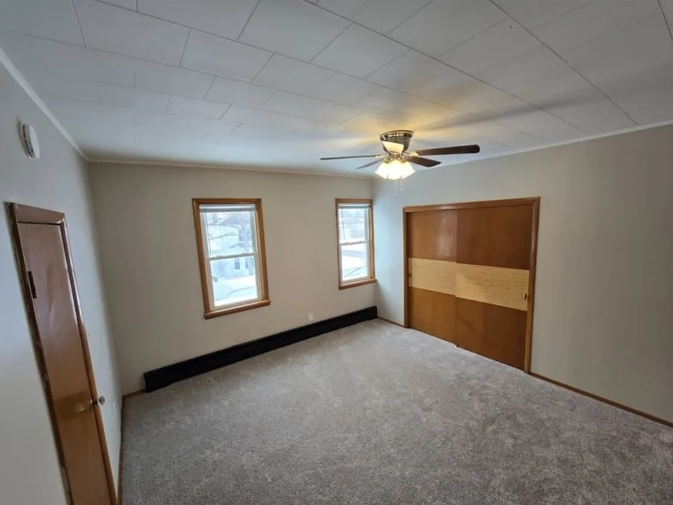116 W Wall St