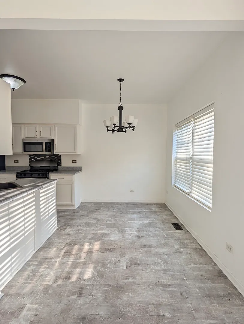 3 bed, 1.5 bath, 1271 sqft, $2,700 — Photo 3