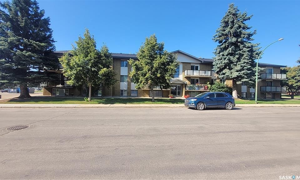 1st image of UNIT 4-111 St Lawrence CRESCENT