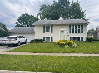 651 Old Farm Dr, Roselle, IL 60172