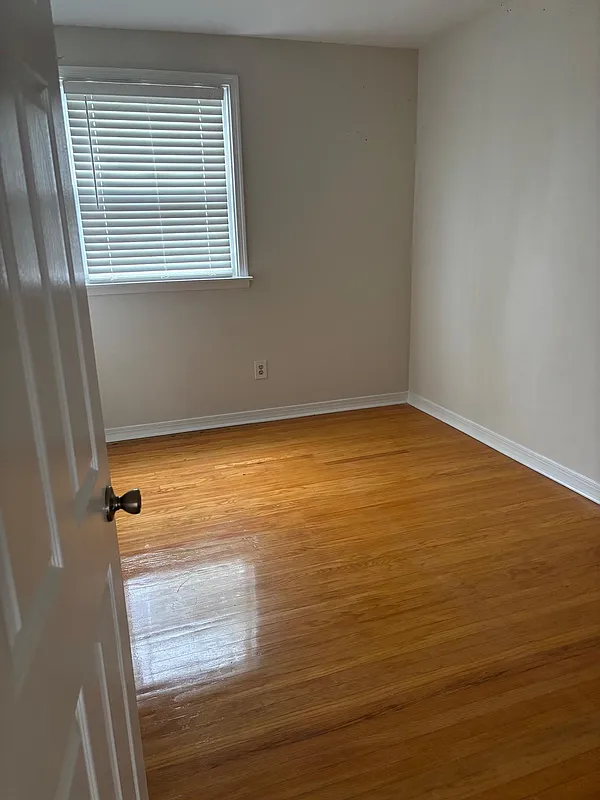 3 bed, 1.0 bath, 923 sqft, $1,800 — Photo 3