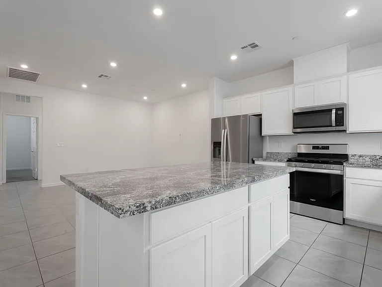 902 Bronzite St — Photo 13