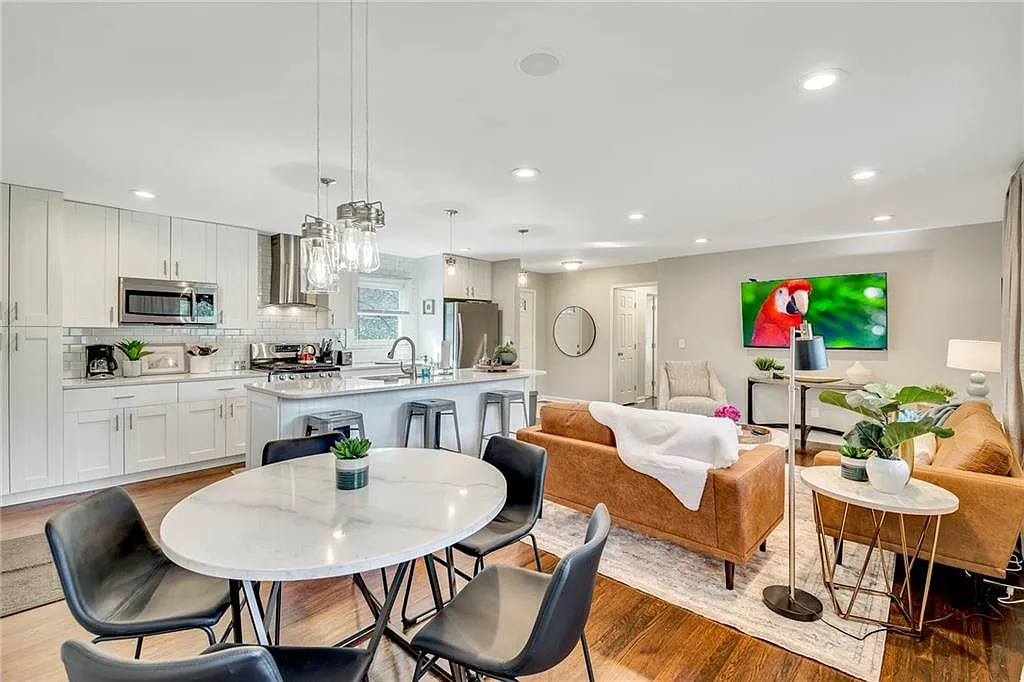 3 bed, 1.5 bath, $5,250 — Photo 4