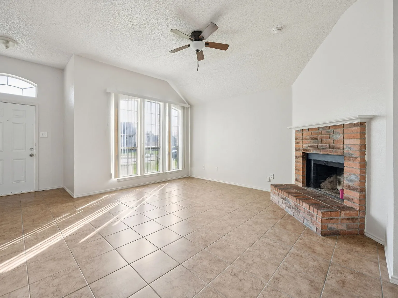 3 bed, 1251 sqft, $2,000 — Photo 3