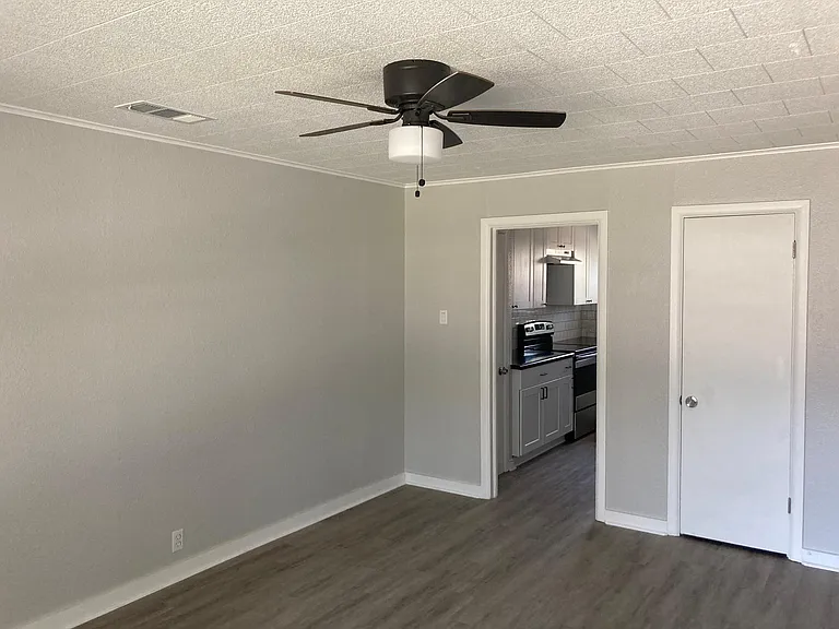 211 W Church St — Photo 3