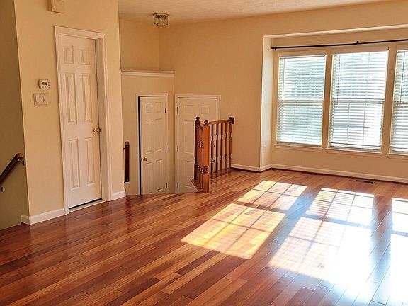 3rd image of 34 Beacon Hill Ct