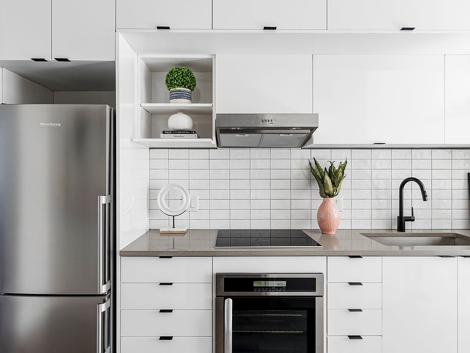 Kitchen (bright, clean)