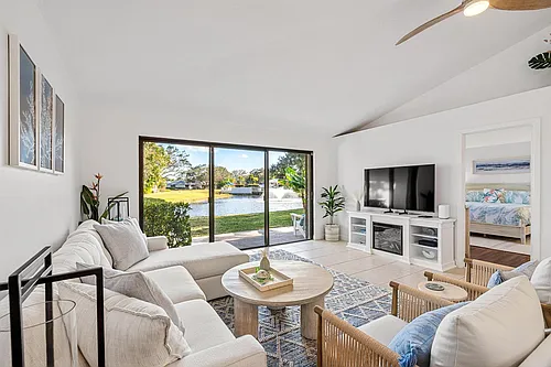 913 Club Dr Photo 1