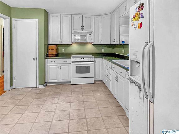 5th image of 421 Curtis Dr SE