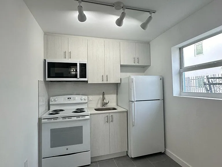 Newly Renovated Community Invigorating Miami's Downtown Urban Core! — Photo 1