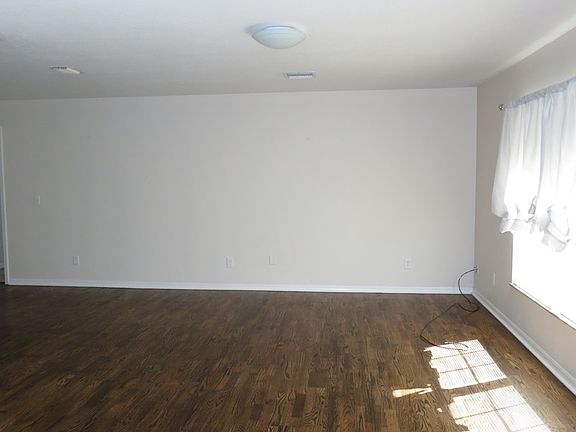 3rd image of 1205 Rainbow Dr