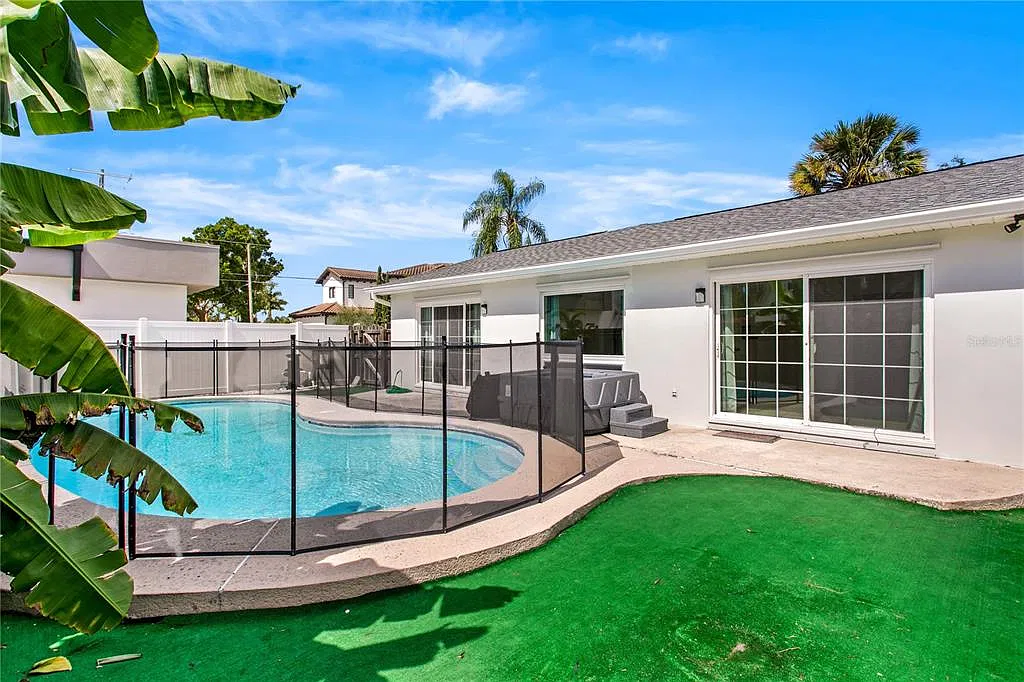 3 bed, 2.0 bath, 1611 sqft, $3,800 — Photo 4