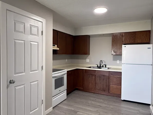 305 9th St APT 15, Howard Lake, MN 55349