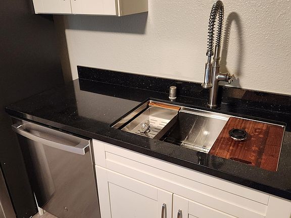 3rd image of 1640 Ontario Dr #4