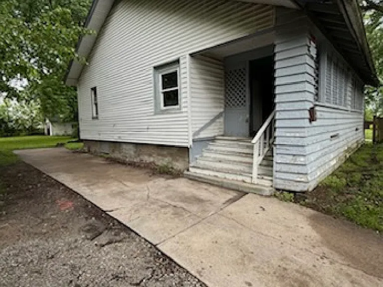 927 W North St — Photo 2