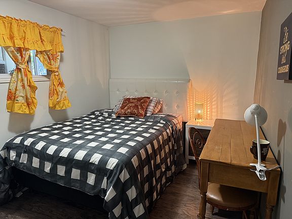 Bedroom B: $850 with Queen sized bed