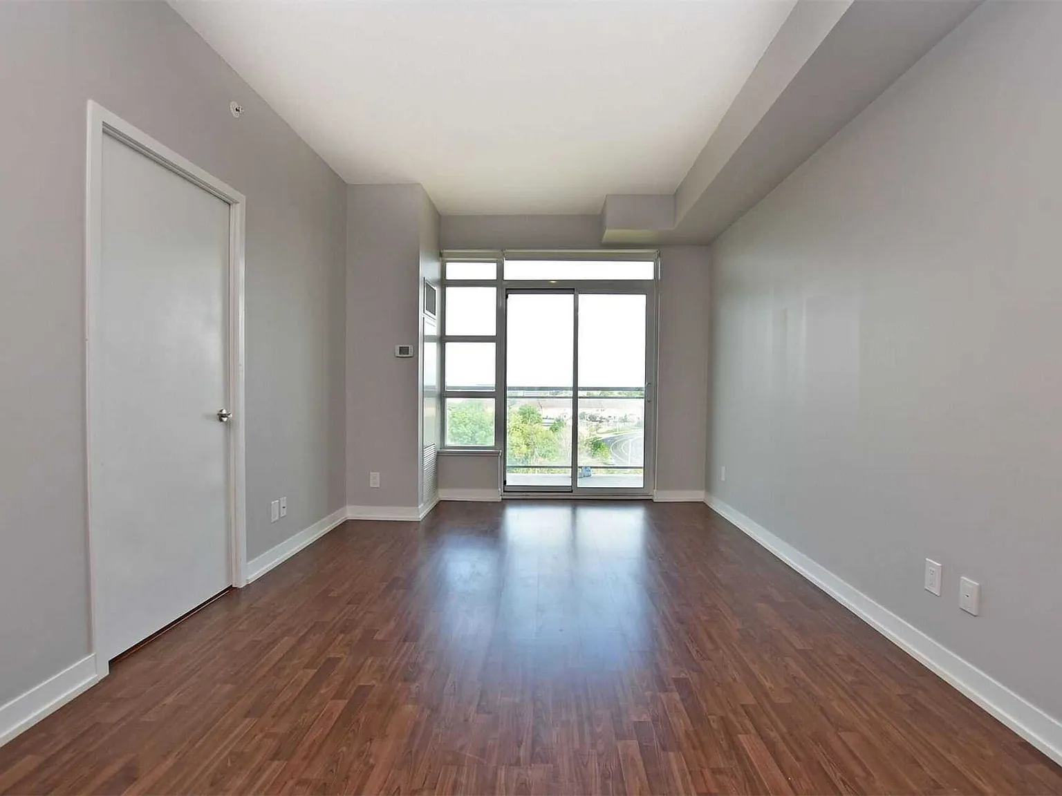 840 Queens Plate Drive Toronto — Photo 2