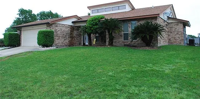 211 Windward Psge — Photo 1