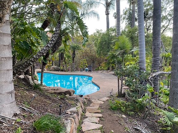 Estate has two swimming pools and a jacuzzi. These amenities can be included in the lease.