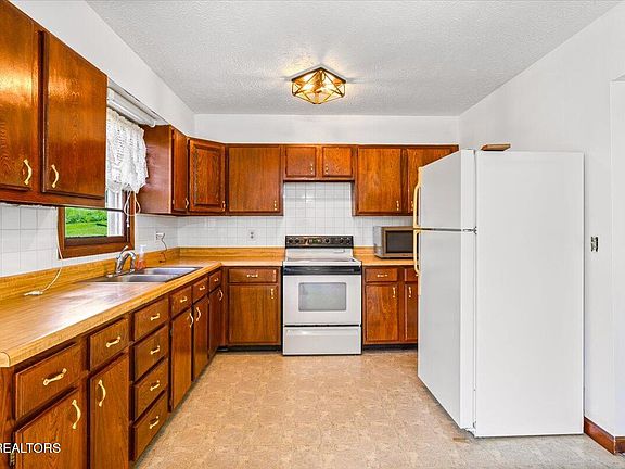 5th image of 3824 Demory Rd
