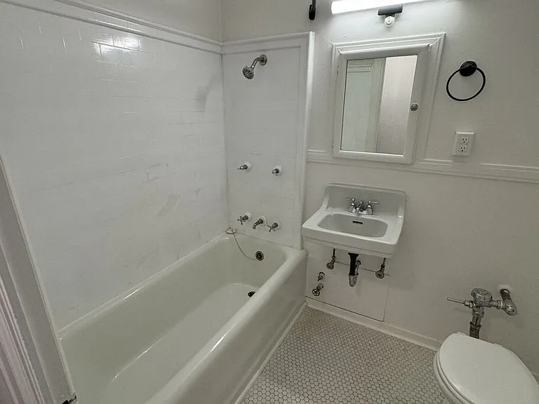Comfortable Urban Living in a Classic Brick Building Near UW & Light Rail — Photo 25