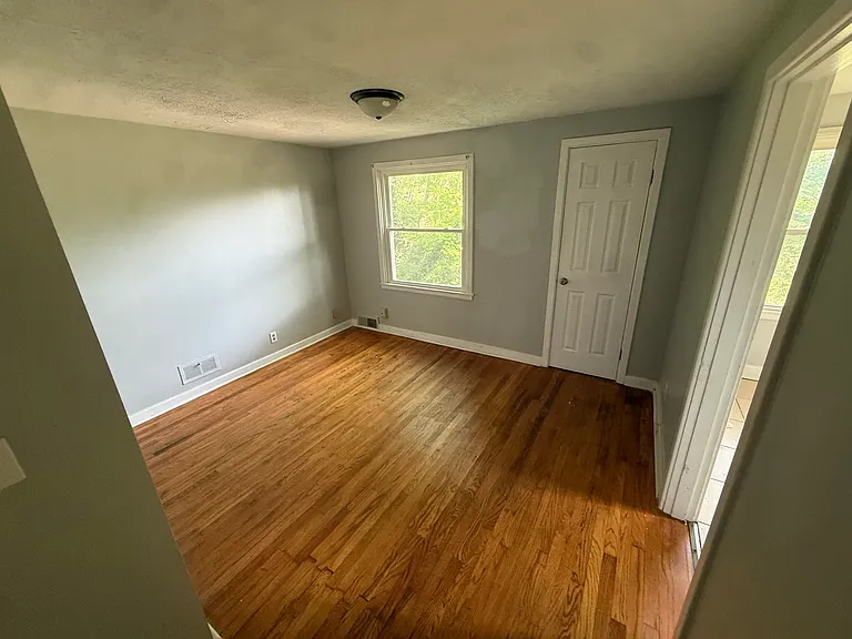 315 Hyde Park Dr — Photo 4