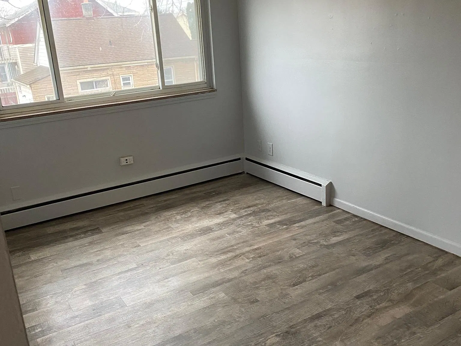 1454 Russell Ave — Photo 3
