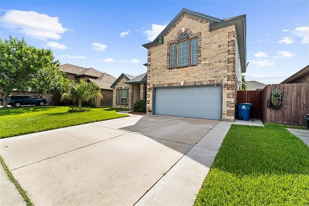 4 bed, 3.5 bath, 2355 sqft, $2,600 — Photo 3