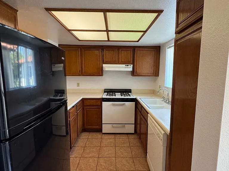 1004 E Garfield Ave — Photo 6