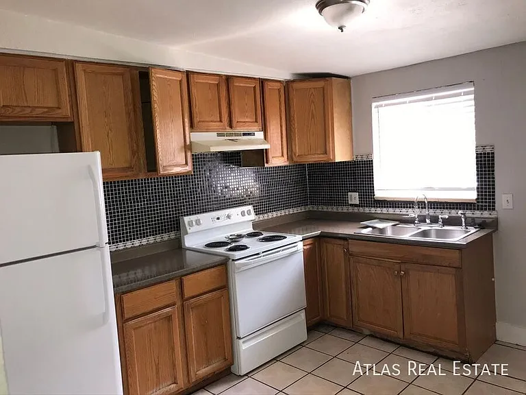 4425 N Elizabeth St — Photo 2