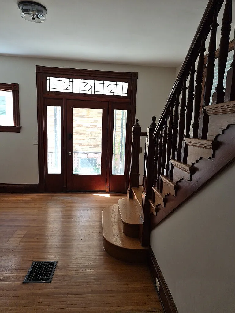 Building Photo - 5908 Cary Ave #2