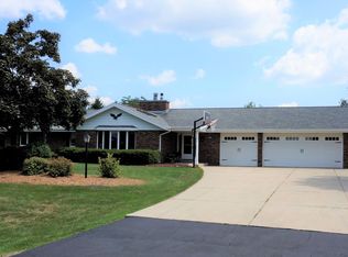 1136 Winnebago Rd E, Hubertus, WI 53033