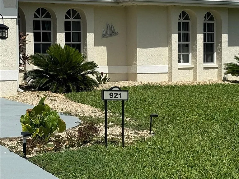 921 Jefferson Ave — Photo 1