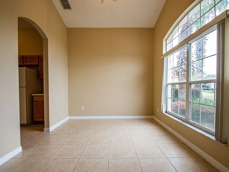 421 Lockbreeze Dr — Photo 6